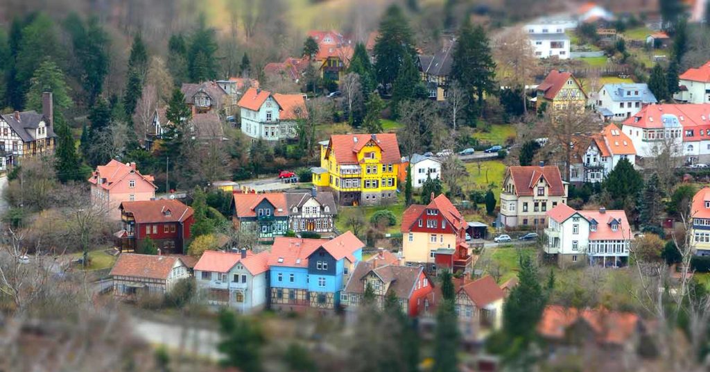 Luftbild eines Ortes in Deutschland | Kaufen statt mieten